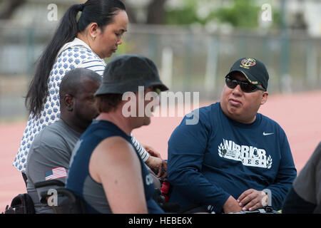 Ritirato U.S. Marina Capo onorario Petty Officer Jim Castaneda, guerriero ferito Pacific prove (WWPT) concorrente, colloqui per altri combattenti feriti durante il WWPT presso la Scuola di Iolani Kozuki Stadium il 12 marzo 2015 a Honolulu. Cinquanta otto feriti guerrieri che servono o servito negli Stati Uniti La marina degli Stati Uniti Coast Guard gareggiato per guadagnare un posto nella Marina Militare del Team Roster. I concorrenti selezionati verranno passate alla annuali congiunte-service Warrior giochi. (U.S. Air Force photo by Staff Sgt. Christopher Hubenthal) Foto Stock