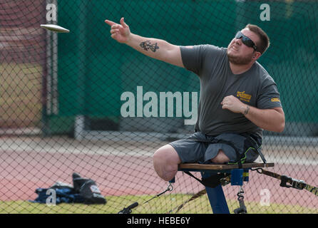 Ritirato U.S. Navy Sonar superficie tecnico di terza classe, Doug Hill, guerriero ferito Pacific prove (WWPT) concorrente, compete in un discus buttare via e il campo evento durante il WWPT presso la Scuola di Iolani Kozuki Stadium il 12 marzo 2015 a Honolulu. Cinquanta otto feriti guerrieri che servono o servito negli Stati Uniti La marina degli Stati Uniti Coast Guard gareggiato per guadagnare un posto nella Marina Militare del Team Roster. I concorrenti selezionati verranno passate alla annuali congiunte-service Warrior giochi. (U.S. Air Force photo by Staff Sgt. Christopher Hubenthal) Foto Stock