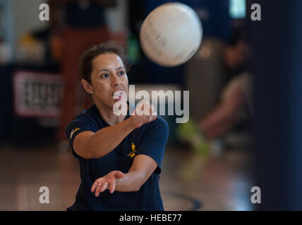 Stati Uniti Navy Lt. La Cmdr. Maria Gomez-Mannix, guerriero ferito Pacific prove (WWPT) concorrente, partecipa a una pratica di pallavolo durante il WWPT in corrispondenza del giunto di base Harbor-Hickam Perla Centro Fitness Marzo 12, 2015, in corrispondenza del giunto di base Harbor-Hickam perla, Hawaii. Cinquanta otto feriti guerrieri che servono o servito negli Stati Uniti La marina degli Stati Uniti Coast Guard gareggiato per guadagnare un posto nella Marina Militare del Team Roster. I concorrenti selezionati verranno passate alla annuali congiunte-service Warrior giochi. (U.S. Air Force photo by Staff Sgt. Christopher Hubenthal) Foto Stock