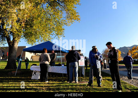 Rick LaRue (sinistra), U.S. Il Veterano dell'esercito, controlli in con Trevor Harris (a destra), un infermiere al George E. Wahlen reparto degli affari di veterani Medical Center durante il Supporto annuale all evento, Salt Lake City, Utah, nov. 2, 2012. Stand Downs sono una parte del reparto degli affari di veterani degli sforzi compiuti per fornire servizi ai senzatetto veterani. Stand Downs sono tipicamente da uno a tre giorni di eventi che forniscono servizi ai senzatetto veterani come cibo, riparo, abbigliamento, salute proiezioni, VA e prestazioni di sicurezza sociale counseling e rinvii a una varietà di altri servizi necessari, ad Foto Stock