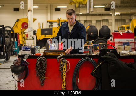 Senior Airman Antonio Tavares, 354disponibilità logistica Squadron veicolo manutentore, controlla la documentazione prima di ispezionare e mantenendo una neve flightline scopa Eielson Air Force Base in Alaska, e il Agosto 4, 2014. 354LRS è responsabile per la gestione e la manutenzione del veicolo governo flotta che incorpora una vasta e variegata flotta di neve in aggiunta a tutte le merci, passeggeri e merci di uso domestico movimenti per Eielson AFB. (U.S. Air Force photo by Staff Sgt. Stephany Richards/ rilasciato) Foto Stock