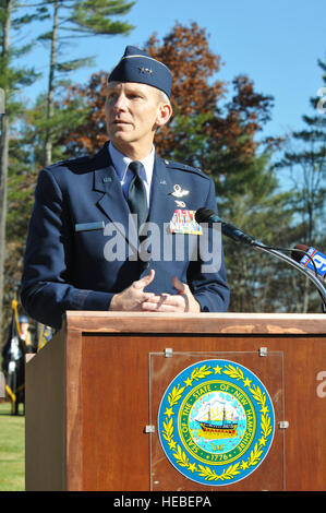 Il Maggiore Generale William N. Reddel III, l'Aiutante Generale del New Hampshire Guardia Nazionale parla ai visitatori si sono riuniti in occasione dell'annuale Giornata dei veterani di cerimonia di N.H. Veterani dello Stato nel cimitero Boscawen, N.H. il 11 novembre 2010. ( U.S. Air Force foto/Staff Sgt. Curtis J. Lenz) ) (rilasciato) Foto Stock