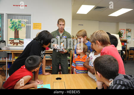 Lt. Col. Lex Cloutier, 99th Flying Training Squadron istruttore pilota, dimostra come i robot lavorano al quinto livellatrici a Randolph scuola elementare nel corso di un incontro della Scuola di Robotica club sett. 24. (U.S. Air Force foto di Don Lindsey) Foto Stock