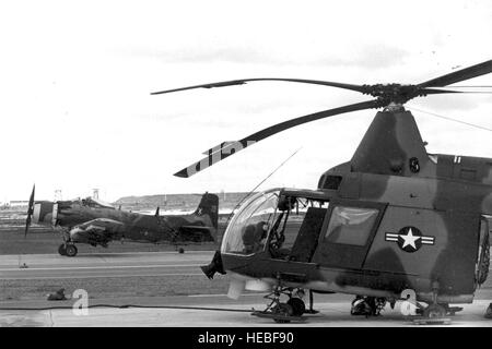 Douglas A-1H X 643 con Kaman HH-43 Huskie in primo piano. (U.S. Air Force foto) Foto Stock