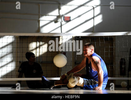 Ritirato Tech. Sgt. Patrick Young spinge attraverso il dolore durante un ferito, malati o feriti warrior seduta pratica di pallavolo, nov. 18, 2014 in corrispondenza della giunzione base Andrews West Centro Fitness. Giovane è stato ferito nel corso di un incidente motociclistico dopo il ritorno da una distribuzione in Iraq. (U.S. Air Force foto/Tech. Sgt. Brian Ferguson) Foto Stock