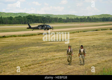 I controllori di combattimento della U.S. Air Force del 125th Special Tactics Squadron presso la Portland Air National Guard base si coordinano con un elicottero UH-60 Black Hawk durante il Global Medic 2013 a Fort McCoy, Wisconsin, il 16 luglio. L'esercitazione annuale forma unità congiunte e di riserva nel teatro di combattimento supporto all'evacuazione aeromedica e coordinamento operativo. Foto Stock