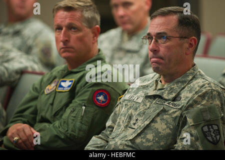 Stati Uniti Esercito il Mag. Gen. Bryan R. Kelly, comandante generale per la riserva di esercito Comando medici (AR-MEDCOM), Pinellas Park Fla., U.S. Air Force Brig. Gen. Derek P. Rydholm, direttore, ARIA, spazio e operazioni di informazione, Air Force comando Reserve, Robins Air Force Base, Ga., e di altri illustri visitatori di ascoltare un aerodromo attività briefing Luglio 27, 2013. I visitatori illustri che stanno osservando il giunto di medicina aeronautica formazione evacuazione essendo condotta presso il 911th Airlift Wing, dall'Aeroporto Internazionale di Pittsburgh riserva d'aria Stazione, Coraopolis, Pa., e Fort McCoy, Wis., durante il guerriero Exercis Foto Stock