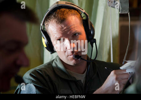 Stati Uniti Air Force personale. Sgt. Christopher Peters un istituto di medicina aeronautica tecnico di evacuazione 46th Medicina Aeronautica squadrone di evacuazione 446th (AES) Base comune Lewis-Mccorda, WA. Ascolta Lt. Col Patrick E. Perretta, Direttore delle Operazioni il 914th Medicina Aeronautica squadrone di evacuazione, Niagara Falls riserva d'aria Stazione, N.Y., durante un volo di formazione medica scenario Luglio 29, 2013. Airman partecipano in Guerriero esercizio 86-13-01 (WAREX)/esercizio Global Medic, 2013. WAREX unità fornisce un opportunità di provare le manovre militari e tattiche. Si è svolto in concomitanza con WAREX, Global Medic è un annuale j Foto Stock