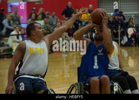 Stati Uniti Air Force atleta Ryan Pinney tenta un colpo su Javier Rodriguez in un gioco di basket in carrozzella durante il 2014 Warrior giochi presso il Centro di Allenamento Olimpico, Colorado Springs, Colo., 1 ottobre. Il guerriero giochi consiste di atleti provenienti da tutto il Dipartimento della Difesa, che ha giocato in stile Paralimpici eventi per il loro rispettivo ramo militare. Lo scopo del gioco è quello di contribuire a mettere in evidenza il potenziale illimitato di guerrieri attraverso gli sport competitivi. (U.S. Air Force foto di Airman 1. Classe Joshua re/ rilasciato) Foto Stock