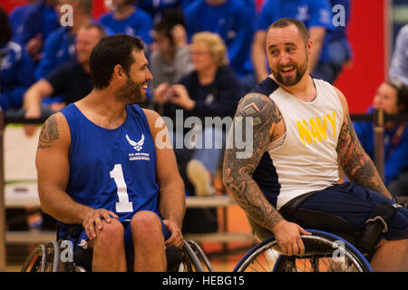 Stati Uniti Air Force atleta Ryan Pinney e Navy atleta Steve Davis partecipare in una sedia a rotelle gioco di basket durante il 2014 Warrior giochi presso il Centro di Allenamento Olimpico, Colorado Springs, Colo., 1 ottobre. Il guerriero giochi consiste di atleti provenienti da tutto il Dipartimento della Difesa, che ha giocato in stile paralimpici eventi per il loro rispettivo ramo militare. Lo scopo del gioco è quello di contribuire a mettere in evidenza il potenziale illimitato di guerrieri attraverso gli sport competitivi. (U.S. Air Force foto di Senior Airman Tiffany DeNault/rilasciato) Foto Stock