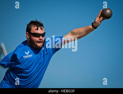 Lucas commissario di bordo, un guerriero giochi atleta, rilascia il suo lanciate durante un pomeriggio via e il campo sessione presso la Air Force del team training camp a Eglin Air Force Base Fla., 4 aprile. La base-hosted, week-long Warrior giochi training camp è il team di ultima sessione di prove prima del concorso annuale nel mese di giugno. (U.S. Air Force foto/Samuel King Jr.) Foto Stock