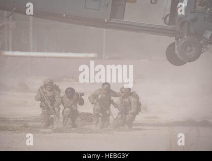 Pararescuemen e fotoreporter attendere per un HH-60G Pave Hawk per partono prima di muoversi verso la cerimonia di apertura del 2015 Air Force prove il 27 febbraio 2015, presso la Base Aerea Militare di Nellis Nev. Il pararescuemen stavano portando un Air Force guerriero ferito bandiera che doveva essere consegnato alla cerimonia del keynote speaker, il Mag. Gen. Margaret Poore, il personale dell'Air Force Center commander. Il pararescuemen sono assegnati a 58th Rescue Squadron e il fotoreporter è dal 3 Lotta contro lo squadrone della fotocamera. (U.S. Air Force foto/Staff Sgt. Siuta B. Ika) Foto Stock