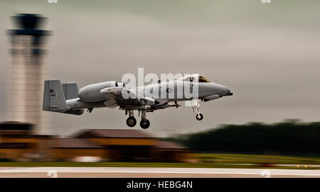 Un-10C pilota dalla 163Fighter Squadron al 122Fighter Wing in Fort Wayne, Ind. guida i suoi A-10C Warthog in per un atterraggio, 7 luglio 2015, all'Indiana Air National Guard Base, Fort Wayne, ind. (Air National Guard photo by Staff Sgt. William tramoggia) Foto Stock