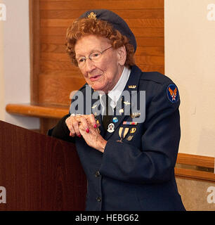 Parete di Betty Strohfus, una seconda guerra mondiale le donne di servizio militare di pilota, parla della sua vita e di esperienze come una vespa pilota durante una visita di illustri sett. 27, 2012, presso la Base Aerea Militare di Nellis Nev. Strohfus fu in grado di sperimentare le modifiche alla Nellis AFB ha attraversato dal momento che lei è di stanza qui quando è stato chiamato il Las Vegas Army Airfield dal 1943/44. (U.S. Air Force photo by Staff Sgt. Christopher Hubenthal) Foto Stock