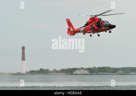 Stati Uniti Air Force equipaggio dal 305Aria Mobilità ala assegnato alla base comuneGuire-Dix Mc-Lakehurst, N.J. condotta acqua ricorrenti di formazione di sopravvivenza 18 agosto nella baia vicino U.S Stazione della Guardia Costiera, Barnegat Light, N.J. Gli studenti poi riferirono le tecniche di nuoto e la zattera di sopravvivenza prima di U.S. Coast Guard H-65 Dolphin assegnato alla guardia costiera Stazione aria, Atlantic City eseguito un cestello il recupero di ogni studente. (U.S. Air Force foto di Tech. Sgt. Parker Gyokeres)(digitale) Foto Stock