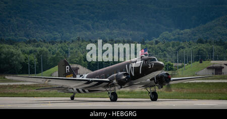 Un Douglas C-47 truppa dello Skytrain vettore aereo designato Whisky 7, atterra su Ramstein Air Base, 26 maggio 2014. Whisky 7 era il filo portante della trentasettesima Troop Carrier squadrone che ha preso parte a far cadere la ottantaduesima Airborne Division vicino San semplice Eglise, Francia durante il D-Day, Giugno 6th, 1944. I velivoli storici sbarcati a Ramstein prima di dirigervi in Normandia di prendere parte ad eventi di commemorazione per il settantesimo anniversario D-Day. (U.S. Air Force foto/Airman 1. Classe Giordania Castelan) Foto Stock