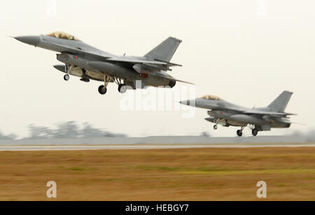 Due Repubblica di Corea (ROK) Air Force KF-16 Fighting Falcon aereo decollare da Kunsan Air Base (AB), Rok, il 5 ottobre 2008, a sostegno del 2008 Airshow Gunsan a Gunsan, ROK. La città di Gunsan; il 8° Fighter Wing a Kunsan AB; e la 38th Fighter Group della Rok Air Force; ha ospitato la prima partnership mai air show qui. Oltre 250.000 persone hanno partecipato alla manifestazione di due giorni. (U.S. Air Force foto di Senior Airman Gustavo Gonzalez/rilasciato) Foto Stock