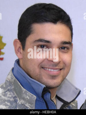 Army Spec. Jason Gutierrez in posa per una foto con l'attore Wilmer Valderrama, sinistra, modello Mayra Veronica e il comico Russell Peters a seguito della colazione a Bagram Air Base, Afghanistan, nov. 21, 2007. Il trio sono su un viaggio di OSU disegni Marine Corps gen. James E. Cartwright, vice presidente del Comune di capi di Stato Maggiore, su un periodo di sei giorni, sei-paese viaggio per visitare le truppe in Europa, Asia e Africa. DoD foto di Tech. Sgt. Adam M. moncone, U.S. Air Force. Foto Stock