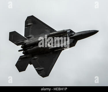 Un F-22 Raptor visualizza le sue armi interno bay durante le ali sopra il Pacifico Air Show a base comune Harbor-Hickam perla, Hawaii, Sett. 28, 2014. (U.S. Air Force foto di Capt. Raymond Geoffroy/rilasciato) Foto Stock
