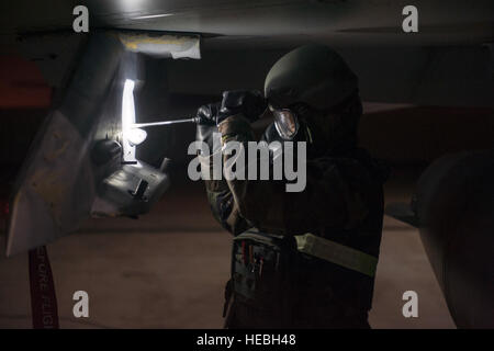 Un capo equipaggio esegue la manutenzione di notte su di un F-16 Fighting Falcon mentre pieno da indossare indumenti di protezione durante la fase di esercizio Beverly mezzanotte 15-3 a Kunsan Air Base, Repubblica di Corea, 2 maggio 2015. Durante gli esercizi di manutenzione ispezione ala ai membri del team di test ai professionisti di manutenzione sulla loro capacità di lancio sicuro getti mentre simultaneamente si risponde di esercitare inietta, come ordigni inesplosi e la somministrazione di auto-aiuto buddy cura di feriti avieri. (U.S. Air Force foto di Senior Airman Taylor Curry/rilasciato) Foto Stock