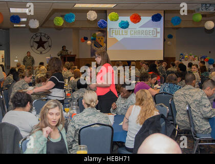 Stati Uniti Air Force aviatori di Sheppard Air Force Base in Texas, frequentano la prima donna Conferenza, Marzo 24, 2015. La conferenza includeva una colazione più oratori ospiti, informazioni cabine ed un regalo give-away. La donna della conferenza si è concentrata sul potenziamento aviatori di intorno alla base e la comunità locale. (U.S. Air Force foto di Airman 1. Classe Robert L. McIlrath/rilasciato) Foto Stock