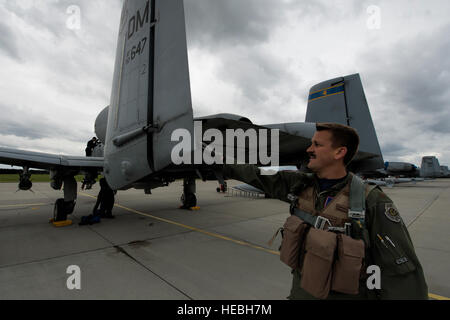 Un U.S. Air Force 354Expeditionary Fighter Squadron A-10 Thunderbolt II attacco pilota aeromobili esegue una passeggiata intorno prima di volo durante un teatro security package deployment a Lask Air Base, Polonia, 10 luglio 2015. I piloti e i capi equipaggio eseguire la pre- e post-flight ispezioni sul velivolo per assicurare che è sicuro di volare. (U.S. Air Force photo by Staff Sgt. Christopher Ruano/rilasciato) Foto Stock