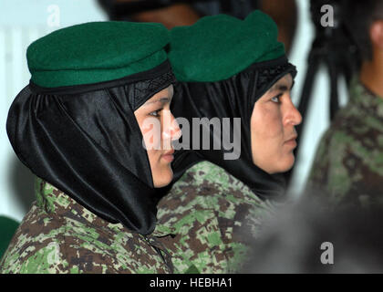 KABUL, Afghanistan (27 maggio 2010) -- candidati dalla donna esercito nazionale afghano Officer scuola del candidato frequentare un giuramento. Verso la fine di aprile di quest'anno, trenta donne di età compresa tra i 18-25 volontariamente per la cerimonia inaugurale ANA femmina di OCS. (U.S. Air Force photo by Staff Sgt. Jeff Nevison) Foto Stock