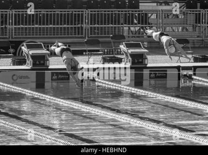 160507-F-WU507-003: Team US Army Staff Sgt. Randi Gavell (Ret.) e Team UK Royal Navy Sub-Lt. Zoe Williams (Ret.), immersione durante il nuoto in calore a ESPN Wide World Sports Complex presso il Walt Disney World, a Orlando, Florida, 7 maggio 2016. Williams ha preso il primo posto con un tempo di 34:23 secondi e Gavell ha preso il secondo con un tempo di 35:41 secondi. (U.S. Air Force foto di Senior Master Sgt. Kevin Wallace/RILASCIATO) Foto Stock