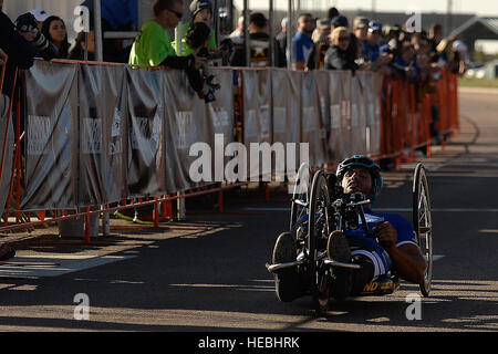 Air Force atleta Ryan Pinney partecipa a una gara ciclistica durante il 2014 Warrior Giochi, Fort Carson, Colo., Sett. 29. Il guerriero giochi consiste di atleti provenienti da tutto il Dipartimento della Difesa, che ha giocato in stile paralimpici eventi per il loro rispettivo ramo militare. Lo scopo del gioco è quello di contribuire a mettere in evidenza il potenziale illimitato di guerrieri attraverso gli sport competitivi. (U.S. Air Force photo Tim Chacon) Foto Stock