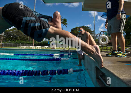 Stati Uniti Navy Petty Officer 2a classe Max Rohn e U.S. Navy Petty Officer di terza classe Redmond Ramos lavorare con gli Stati Uniti Paralimpiadi nuotare pullman, Sherry Coglin per migliorare la loro inizia a Scott Piscina nov. 14, 2012, prima di competere nel primo guerriero ferito prove del Pacifico a base comune Harbor-Hickam perla, Honolulu, Hawaii. Feriti e ammalati e feriti marinai e Coast Guardsman provenienti da tutto il paese sono in corso testa a testa nel tiro con l'arco, ciclismo, pista e sul campo, tiro, seduta pallavolo, nuoto e basket in carrozzella per uno dei 35 posti sul 2013 Guerriero Navy-Coast giochi team di guardia. (Dipartimento Foto Stock