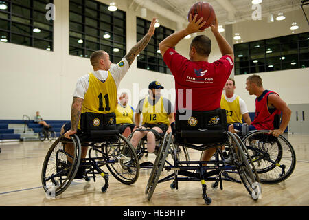 Stati Uniti La marina degli Stati Uniti e Coast Guard combattenti feriti scrimmage durante il nov. 14, 2012, basket in carrozzella guerriero ferito prove del Pacifico a base comune Harbor-Hickam perla, Honolulu, Hawaii. Feriti e ammalati e feriti marinai e Coast Guardsman provenienti da tutto il paese sono in corso testa a testa nel tiro con l'arco, ciclismo, pista e sul campo, tiro, seduta pallavolo, nuoto e basket in carrozzella per uno dei 35 posti sul 2013 Guerriero Navy-Coast giochi team di guardia. (Dipartimento della Difesa foto di U.S. Air Force Tech. Sgt. Michael R. Holzworth/rilasciato) Foto Stock