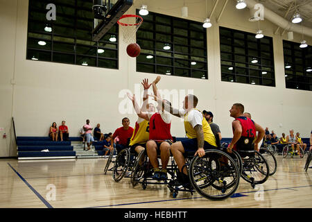 Stati Uniti La marina degli Stati Uniti e Coast Guard combattenti feriti scrimmage durante il nov. 14, 2012, basket in carrozzella guerriero ferito prove del Pacifico a base comune Harbor-Hickam perla, Honolulu, Hawaii. Feriti e ammalati e feriti marinai e Coast Guardsman provenienti da tutto il paese sono in corso testa a testa nel tiro con l'arco, ciclismo, pista e sul campo, tiro, seduta pallavolo, nuoto e basket in carrozzella per uno dei 35 posti sul 2013 Guerriero Navy-Coast giochi team di guardia. (Dipartimento della Difesa foto di U.S. Air Force Tech. Sgt. Michael R. Holzworth/rilasciato) Foto Stock