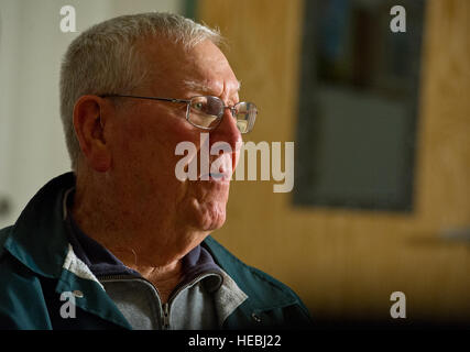 La II Guerra Mondiale il veterano Peter Schantz hanno, 87, di San Leandro, California, che ha servito con il 793rd Polizia Militare Battaglione nel teatro di operazioni europeo parla candidamente sulle sue esperienze della seconda guerra mondiale in 793rd Polizia Militare Battaglione sala conferenze, 1 ottobre, 2012. Schantz hanno fatto il viaggio a base comune Elmendorf-Richardson a frequentare il 'Spartans' battaglione sfera con sua moglie e suo figlio in cui egli è stato honorarily conferì il rango di personale il sergente dal comandante del battaglione Lt. Col. Stephen E. Gabavics e il comando Sgt. Il Mag. Bryan D. Lynch. Foto Stock