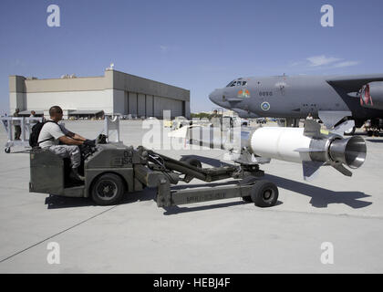 Sul flightline di Edwards Air Force Base in California, Staff Sgt. Jonathan giovani si prepara a caricare l'X-51A WaveRider volo ipersonico veicolo di prova a una B Stratofortress Luglio 17 per montare il test. Due B-52 voli di prova vengono pianificati questa caduta prima del X-51's primo scramjet ipersonico volo sopra l'Oceano Pacifico del prossimo dicembre. I rappresentanti di Air Force Research Laboratory, DARPA, Pratt & Whitney, Rocketdyne e Boeing stanno collaborando su X-51un dimostratore tecnologico programma. Il sergente Young è con la 412 Gruppo di manutenzione. (U.S. Air Force foto/Ciad Bellay) Foto Stock