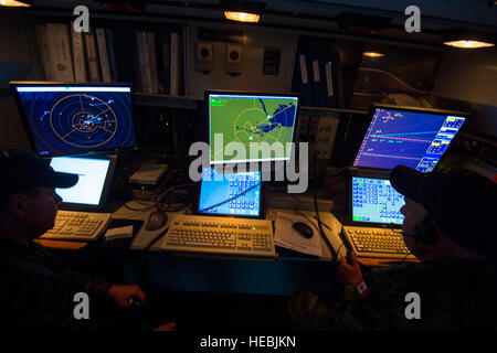 I controllori del traffico aereo della Royal Canadian Air Force dirigono gli aerei durante il Vigilant Shield 15 presso 5 Wing, CFB Goose Bay, Terranova e Labrador, un esercizio della durata di una settimana focalizzato sull'allerta aerospaziale, il controllo e il supporto alla difesa civile. Foto Stock