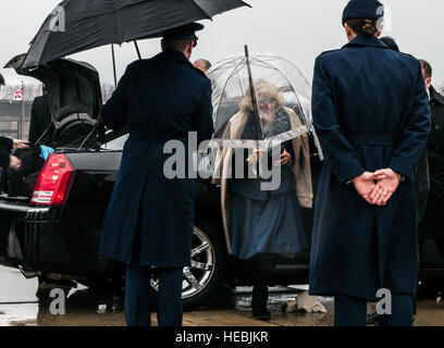 Il Mag. Jessa Kling, 89Airlift Wing capo del protocollo (anteriore destro), sorge a parade riposo e attende come il Mag. Gen. Darryl W. Burke, Air Force quartiere di Washington commander, detiene un ombrello e si prepara a escort Camilla, la duchessa di Cornovaglia, da un corteo di automobili per il suo aeroplano a base comune Andrews, Md., Marzo 20, 2015. Camilla accompagnato il principe Charles, Principe di Galles, su una quattro giorni di visita per gli Stati Uniti (U.S. Air Force foto di Senior Master Sgt. Kevin Wallace/RILASCIATO) Foto Stock