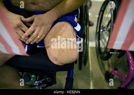 Dave Nelson, U.S. Il veterano della marina militare, attende il suo turno di competere con la concorrenza di nuoto presso l'Universita' Whitworth piscina durante la XXIX Veterani Nazionale Giochi in sedia a rotelle a Spokane, Washington, 15 luglio, 2009. (U.S. Air Force photo by Staff Sgt. Desiree N. Palacios/rilasciato) Foto Stock