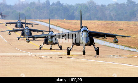 Quattro Royal Thai Air Force (RTAF) Alpha Jet A combattenti dal 231st Tactical Fighter Squadron, taxi in formazione sulla pista di Korat, Royal Thai Air Force Base (RTAFB) Thailandia, durante l'esercizio a far fronte TIGER 2003. Cope Tiger è una multinazionale annuale di esercizio nella regione Asia Pacifico che promuove relazioni più strette e consente all'aria unità di forza nella regione di affilare il combattimento aereo abilità e pratica di interoperabilità con le forze americane. Foto Stock