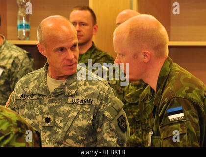 Lt. Col marchio Austin, Pennsylvania Guardia nazionale, incontra il suo omologo estone per la prima volta durante il briefing iniziale dalla estone di comandante di brigata come parte del saber Strike 2012 di comando esercizio di simulazione. Saber Strike 2012 è una multinazionale, tattiche di training sul campo e il comando post esercizio che coinvolge più di duemila personale dall'U.S. Esercito il 2° reggimento di cavalleria, Pennsylvania Guardia nazionale, XXI Theatre Supporto comando, il 4 U.S. Divisione nautica, il 127ala del Michigan Air National Guard, estone, lettone e lituana delle forze armate, con cont Foto Stock