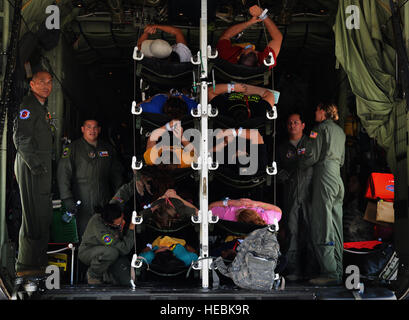 Avieri dall'Istituto di medicina aeronautica 433rd squadrone di evacuazione, caricare i pazienti su un WC-130J Hercules durante il San Antonio Mass Casualty esercizio evento presso il Porto di San Antonio, Texas, Sett. 19, 2013. Il SAMCEE 13 è un complesso di disaster scenario progettato per testare la capacità del settore di ospedali per rispondere a una massa casualty evento e per vedere come efficientemente i pazienti possono essere trasportati, trattati e monitorati tramite il National Disaster Medical System. (U.S. Air Force foto/Airman 1. Classe Krystal Ardrey) Foto Stock