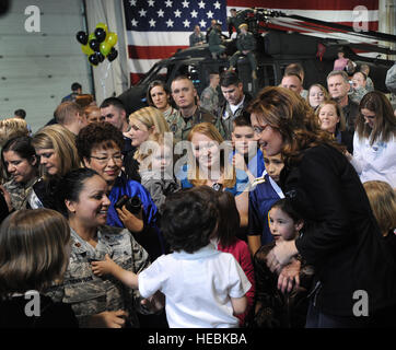 FORT RICHARDSON, Alaska-- Alaska governatore Sarah Palin saluta United States Air Force Major Ofelia Tennyson dopo la sua Superbowl commerciale era girato il 25 gennaio, 2009. Gov. Palin è stata sottolineando l importanza della famiglia e i militari negli Stati Uniti. (U.S. Air Force foto/Airman Prima Classe Kristin alta) Foto Stock