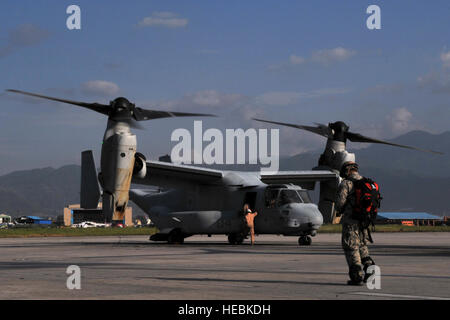 Stati Uniti Air Force Master Sgt. Joe Damiano, 36th risposta di emergenza del gruppo dazio autonomo medico-tecnico paramedico, passeggiate a U.S. Marine Corps MV-22 Osprey per un incidente la missione di evacuazione a l'aeroporto internazionale di Tribhuvan di Kathmandu, Nepal, 14 maggio. Damian ha volato su nove sortite in tre giorni con i Marines a sostegno del funzionamento Sahayogi Haat e trasportato un totale di sei pazienti in seguito al secondo terremoto il Nepal ha colpito il 12 maggio. (U.S. Air Force photo by Staff Sgt. Melissa B. Bianco/rilasciato) Foto Stock