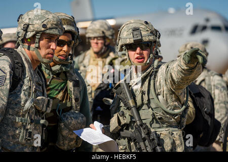 Da destra, U.S. Pfc dell'esercito. Tyler Williams, con sede e Sede Società, 1° Brigata, dirige Aria forza Lt. Col. Angela Thompson, un health services administrator con il diciottesimo di medicina aeronautica squadrone di evacuazione, e Master Sgt. Jose Arias-Patino, una sala operatoria tecnico chirurgico con la 86squadrone medica, all'area di sosta durante il giunto Readiness Training Center 14-03 campo esercizio di formazione a Fort Polk, La., gen. 16, 2014. L'esercizio previsto dalle unità militari e personale con realistica di pre-distribuzione di scenari di formazione in tutti gli aspetti del conflitto armato. (U.S. Aria F Foto Stock