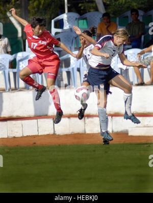 Ill Ok Jang dalla Repubblica Democratica Popolare della Corea, U.S. Esercito Capt. Emily Nay e U.S. Air Force Capt. Wendy Emminger tutti scramble per il pallone da calcio durante la prima donna partita di calcio dei Giochi Mondiali Militari di Hyderabad, India, Ott. 14. Il Conseil Internationale du Sport Militaire's Giochi Mondiali Militari evento è il più grande militare internazionale di Olympic-style evento in tutto il mondo. In questo anno la quarta edizione dei Giochi, 103 paesi e più di 5.000 atleti sono in lizza il 14 ottobre a 21 nel pugilato, diving, calcio, pallamano, judo, pentathlon militare, paracadutismo, vela, s Foto Stock