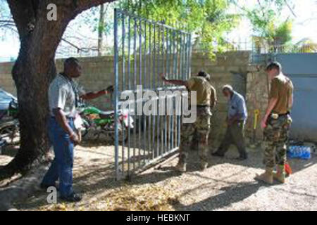 PORT-au-Prince, Haiti (feb. 25, 2010). Stati Uniti Navy Seabees assegnato alla Naval Special Warfare gruppo due, della logistica e delle unità di supporto, lavorare con organizzazione non governativa locale personale per apportare miglioramenti a un cancello al composto di Quisqeya scuola a Port-au-Prince, febbraio 25. Il progetto faceva parte di una serie di aggiornamenti la Seabees hanno reso per assistere gli amministratori scolastici con agevolare più aiuti umanitari e di assistenza per la popolazione di Haiti . (U.S. Air Force Photo da 2 Lt. Victoria Brayton/rilasciato) Foto Stock