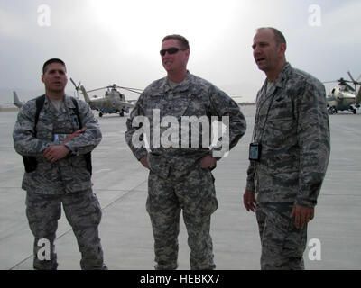 100415-F-5188L-001 Kabul, Afghanistan -- Il Mag. Giuseppe Giuliani della 440th aria Advisory Expeditionary Squadron e Col. Creig Riso, Vice comandante, 438th aria ala Expeditionary mutandine esercito Brig. Gen. Jonathan Farnham durante la sua visita all'esercito nazionale afghano Air Corps e combinato di alimentazione Aria forza di transizione strutture a Kabul, in Afghanistan, il 15 aprile 2010. Farnham del Vermont guardia armata è il capo della nuova creazione forze di sicurezza nazionali afgane Assistenza sviluppo Bureau, che supervisionerà la formazione di le forze di sicurezza afgane. CAPTF è al lavoro per impostare le condizioni per un pr Foto Stock