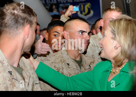 Centro di Transito a MANAS, Kirghizistan - il Segretario di Stato Hillary Clinton scuote le mani con truppe dopo aver parlato per oltre 400 distribuito militari nel centro di transito di Manas Dic. 2. Segretario Clinton ha anche incontrato il presidente Otunbaeva e altri funzionari governativi. Ella ha passato in rassegna gli sviluppi politici nella scia del seguente Kirghizistan storica elezione e discusso una serie di questioni di interesse reciproco. (U.S. Air Force foto/Staff Sgt. Nathan Bevier) Foto Stock