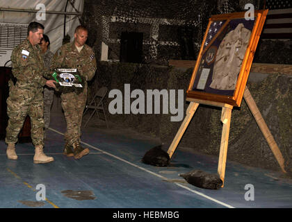 Brig. Gen. Thomas Deale e il tenente Col. Spencer Cocanour luogo una ghirlanda di onorario contro la scatola di ombra che commemora il Senior Airman Jason Cunningham a Bagram Air Field, Afghanistan, Marzo 4, 2012. Cocanour è il comandante del xxi Expeditionary Tattiche speciali Squadron e Deale è il comandante della 455th Air Expeditionary ala. Cunningham era un pararescueman morto in combattimento il 4 marzo 2002 fornendo cure mediche sotto il fuoco che ha salvato 10 degli uomini. Foto Stock