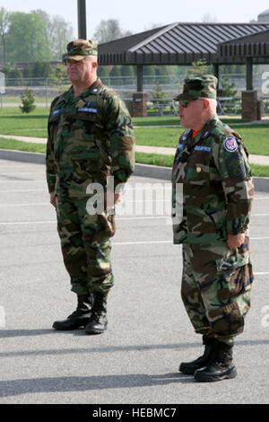 GRISSOM RISERVA D'ARIA DI BASE, Ind. -- Senior Master Sgt. Les Hart, una leadership morale officer e trapanare istruttore dal 202nd Civil Air Patrol Squadron, Bedford County, Kentucky, Ordina partecipanti per l'attenzione al cappellano annuale Staff College a Grissom riserva d'aria di base prima di loro ispezione dal Cappellano (Lt. Col.) Larry Franklin, Vice Regione Cappellano per la regione dei Grandi Laghi Civil Air Patrol. Il cappellano college fornisce istruzioni per Civil Air Patrol cappellani negli argomenti che spaziano dal settore militare e doganale cortesie alle apparecchiature radio dell'utilizzo. I grandi laghi aria civile P Foto Stock