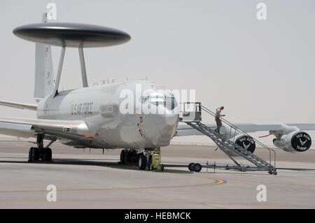 Una manutenzione Airman con la 380 Expeditionary Manutenzione aeromobili squadrone Sentry manutenzione aeromobili unità trasporta cambio in giù le scale di aria da una E-3 Sentry Airborne Warning e sistema di controllo aereo durante le operazioni di manutenzione in un non-base descritti nel sud-ovest Asia il 2 aprile 2010. E-3 Sentry noi assegnato alla 965th Expeditionary Airborne Air Control Squadron dell'aria 380 Expeditionary ala. Sia il distribuito Airman e il piano sono distribuiti dall'aria 552nd ala di controllo a Tinker Air Force Base, Okla. La 380 EAMXS e il 965th EAACS, come parte del 380 AEW, Foto Stock